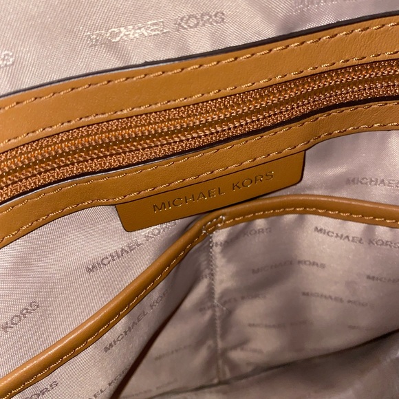 ✰ Like New Michael Kors MK Brown Jet Set Tote ✰ - Picture 4 of 8